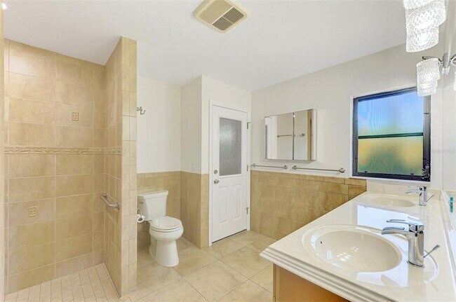 Building Photo - 2340 Palmetto St