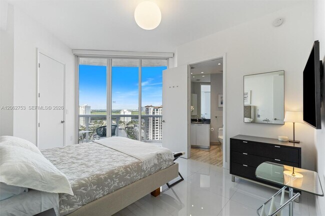 Building Photo - 15811 Collins Ave