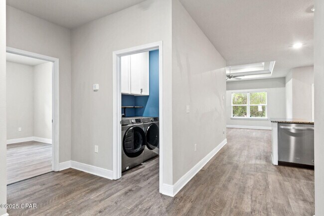 Building Photo - 397 Emerald Cove St