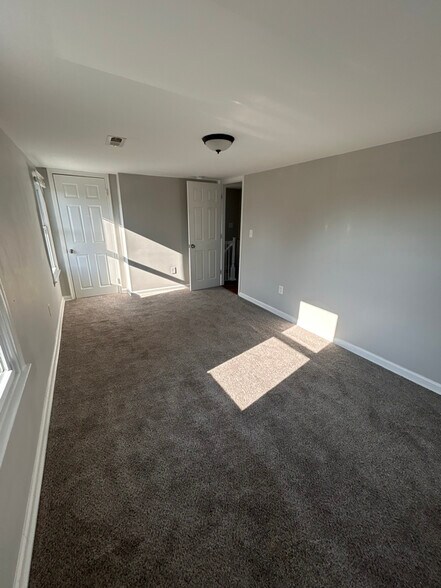 Building Photo - 240 Riverview Ave