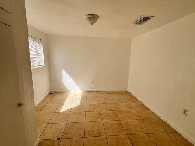 Building Photo - 3 Bedroom 1 Bath duplex with updated kitchen