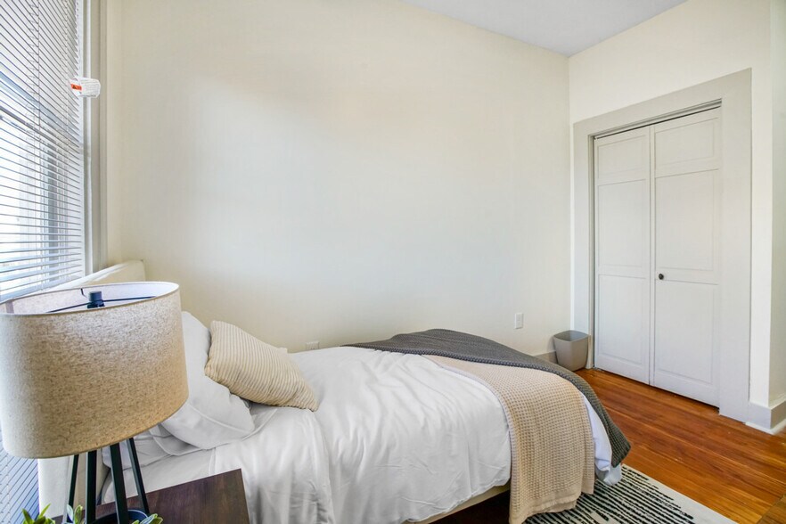 Building Photo - 1848 E 89th St