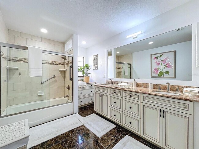 Building Photo - 4646 La Jolla Dr