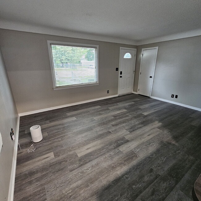 Building Photo - Charming 2-Bedroom Ranch in Royal Oak – Co...