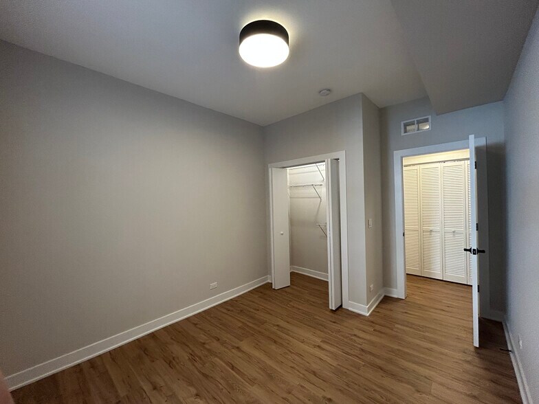 Building Photo - 648 W Wrightwood Ave