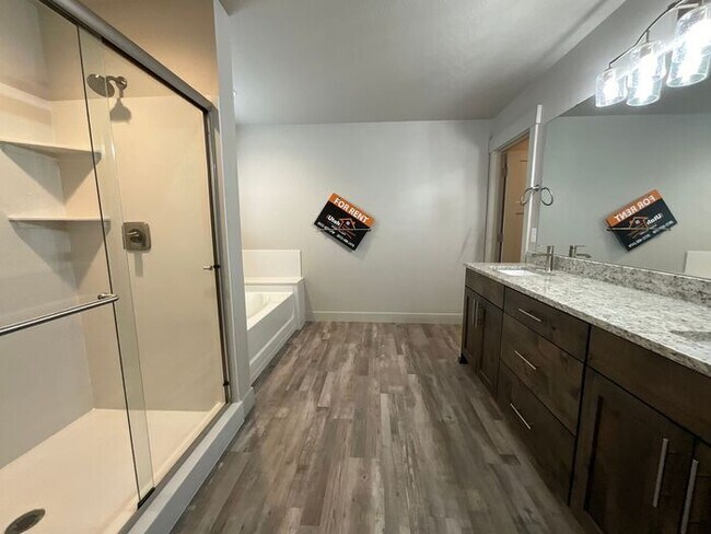 Building Photo - 3 bedroom 2 1/2 bath townhome