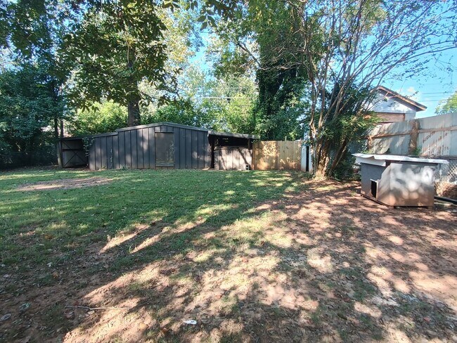 Building Photo - Half off first month rent move in special