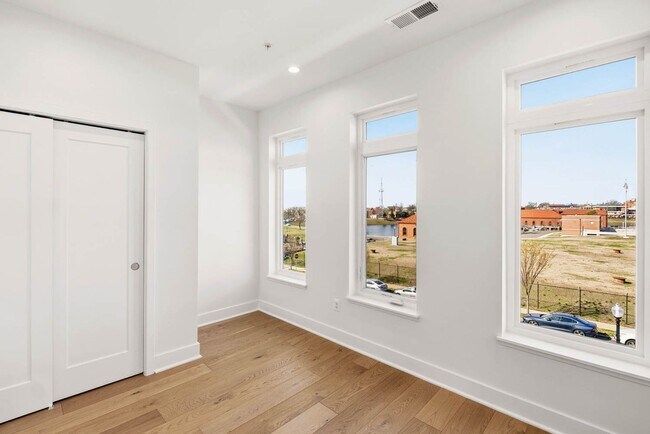 Building Photo - Reservoir District Townhome | 3 Bed + Den | 3.5 Bath | 1,800 Sf | Large Private Rooftop Deck & Ba...