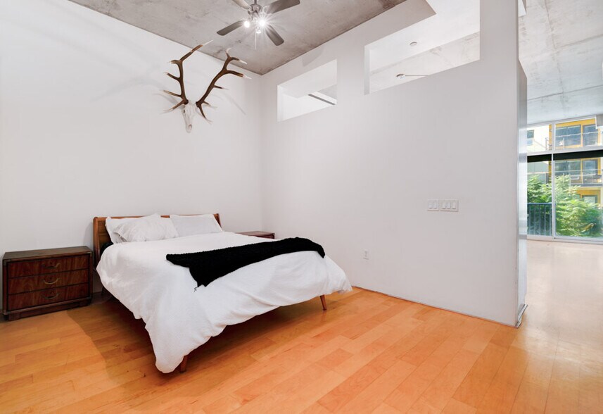 Building Photo - 1025 Island