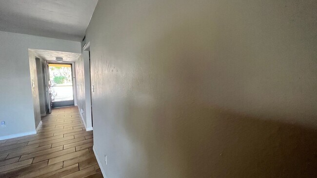 Building Photo - Waterfront, 2 bed 2 bath with boat dock an...