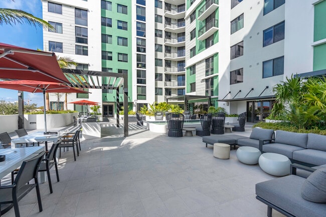 Courtyard/Outdoor Kitchen - Gallery Marti Park
