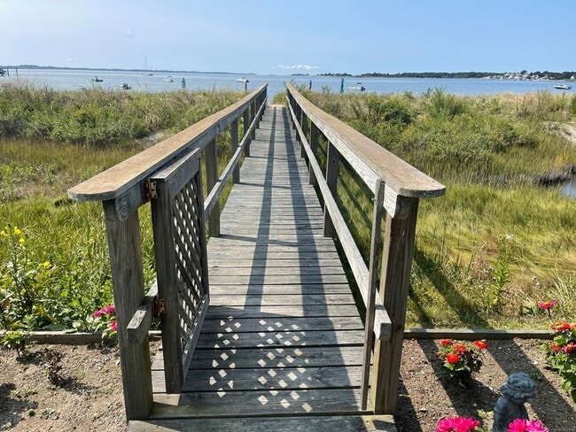 Building Photo - 14 Oak St