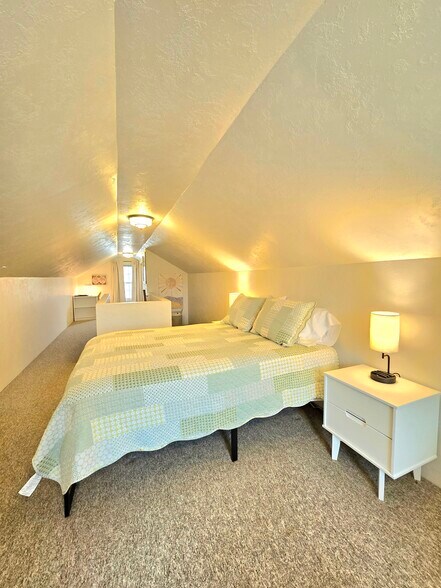 Building Photo - 1065 13th St NE