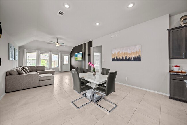 Building Photo - 32018 Towering Birch Trl