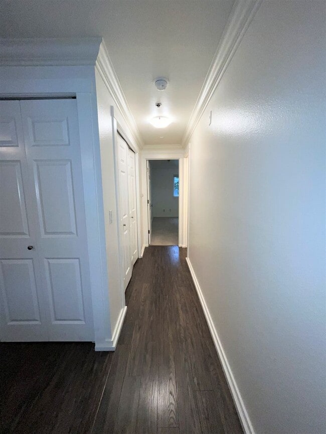 Building Photo - 039 - 2 bed, 2 bath condo minutes from Red...