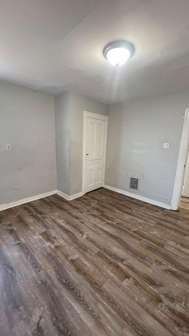 Building Photo - Spacious 4-Bedroom Home with 2 Full Bathrooms – Section 8 Approved and Ready for Move-In!