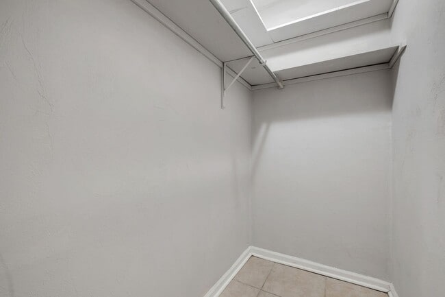 Building Photo - Townhome Off The Parkway