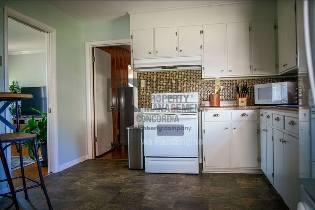 Building Photo - 550 Scenic Dr