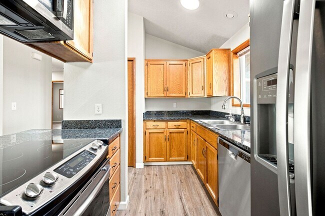 Building Photo - 39601 Santiam Bluffs Rd NE