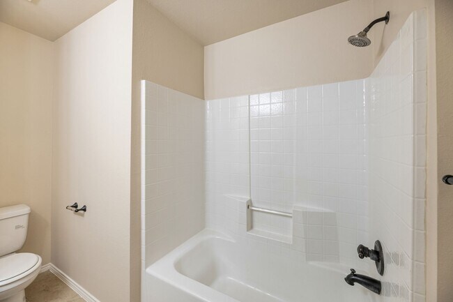 Building Photo - AVAILABLE NOW! Beautiful 3 Bedroom Duplex located in Lavon,Texas!