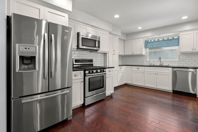 Building Photo - Crown Point 4Bed 3Bath (2 Primary suites) ...