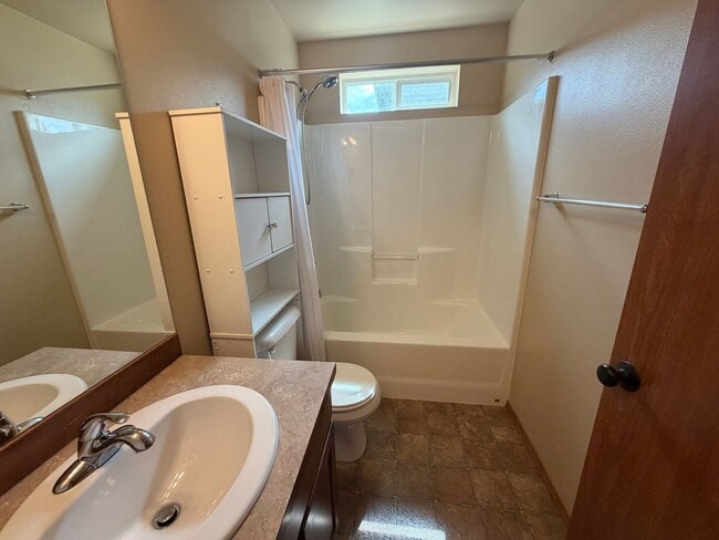 Building Photo - Now renting 3 bedroom House