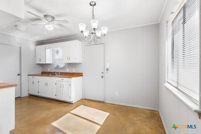 Building Photo - 222 Redbud Ln