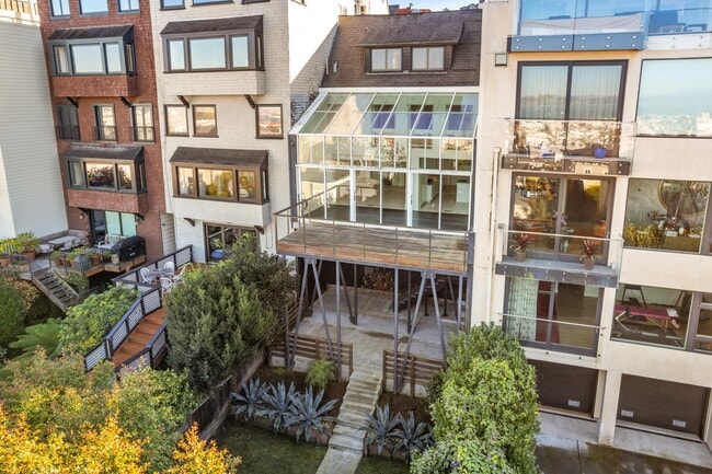 Building Photo - 2470 Broadway