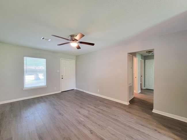 Building Photo - RECENTLY REMODELED 4 BEDROOM 2 BATH LEASE HOME WITH ALL THE UPGRADES.  CHECK THIS OUT.  WON'T LAS...
