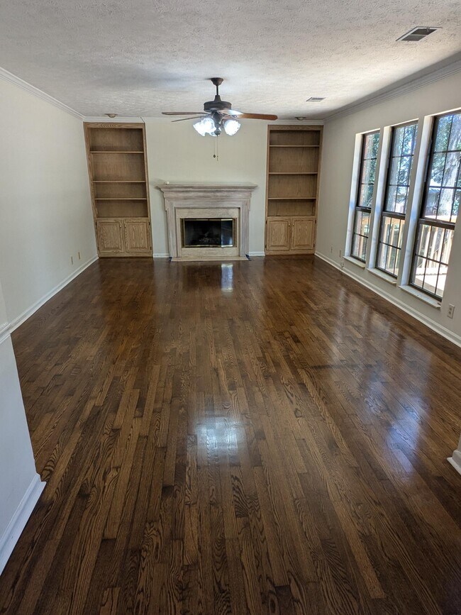 Building Photo - 1117 Elkader Ct S
