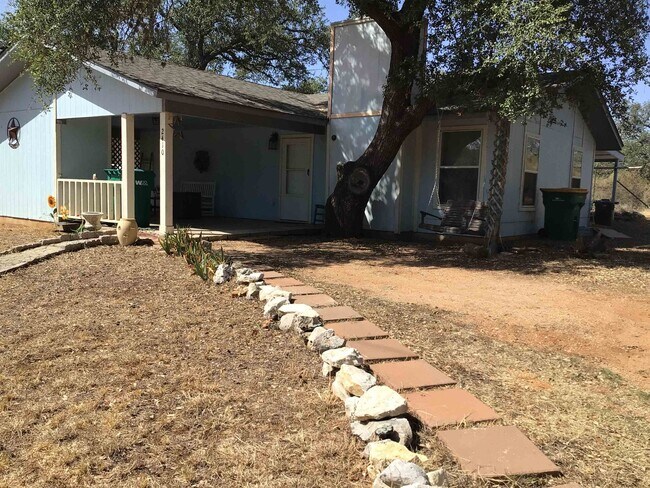 Building Photo - 2410 Lakeview Ln