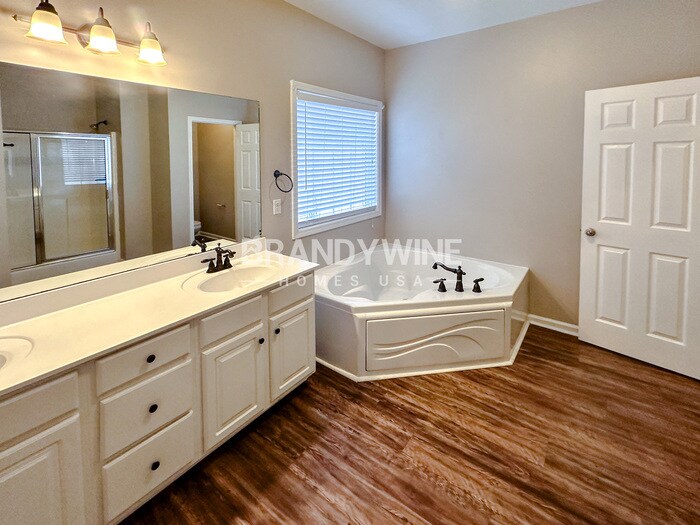 Building Photo - 527 Greyhawk Way