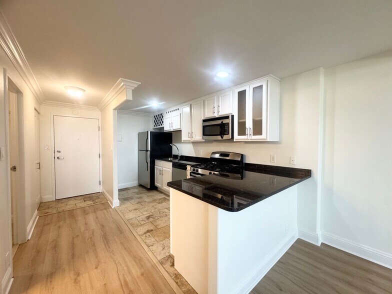 Building Photo - 700 E 8th St