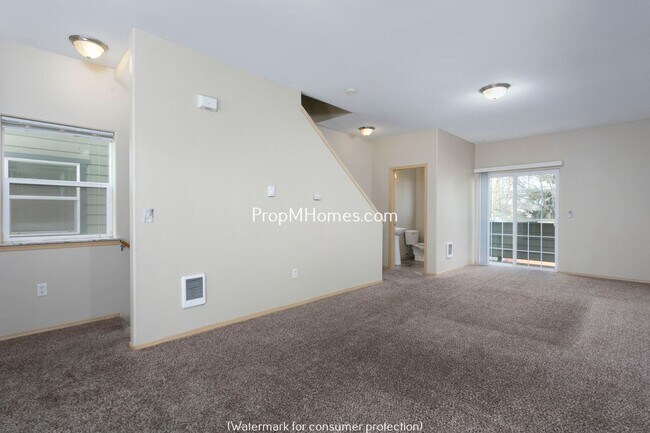 Building Photo - Comfortable 3-Story Townhome in Powellhurs...