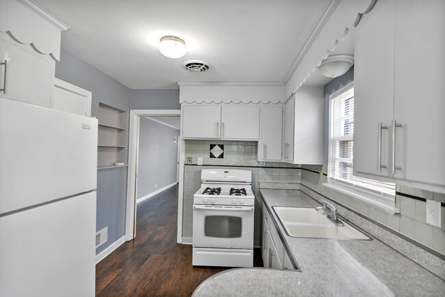 Building Photo - 7418 W Clarence Ave