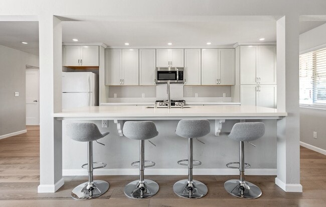 Building Photo - Spacious 3 BD / 2 BA Home with Beautifully...