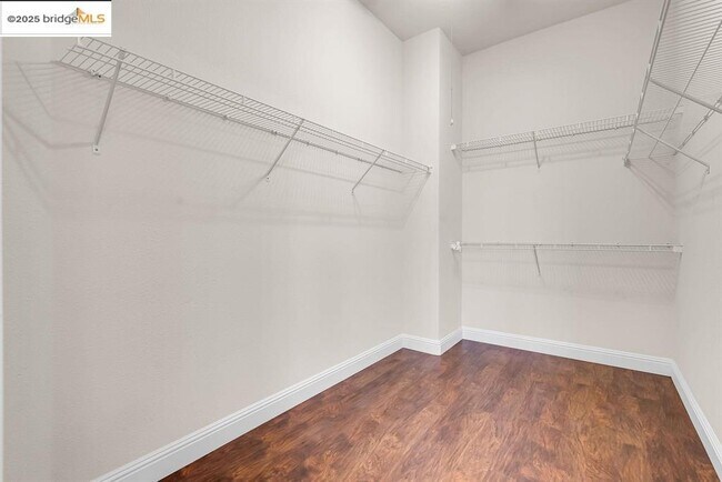 Building Photo - 909 Suntan Ln