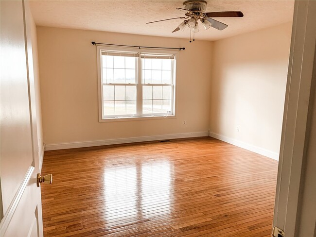 Building Photo - 545 Genrose Dr