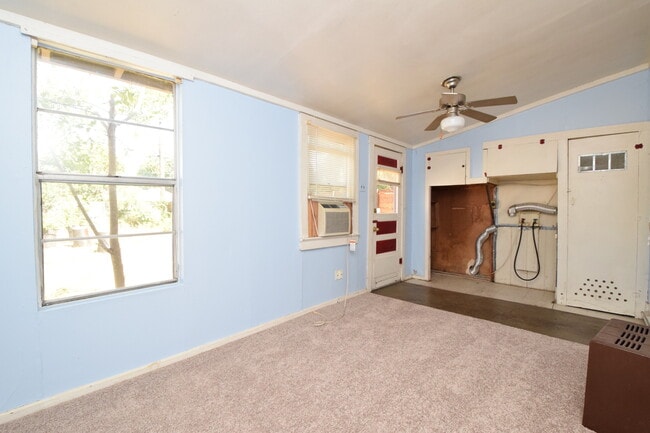 Building Photo - North Loop Gem! - Available April