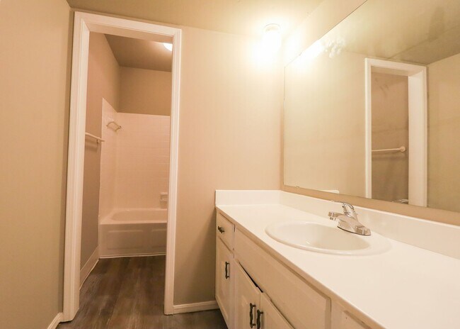 Building Photo - 2 Bed / 2 Bath Condo in Central Tulsa!