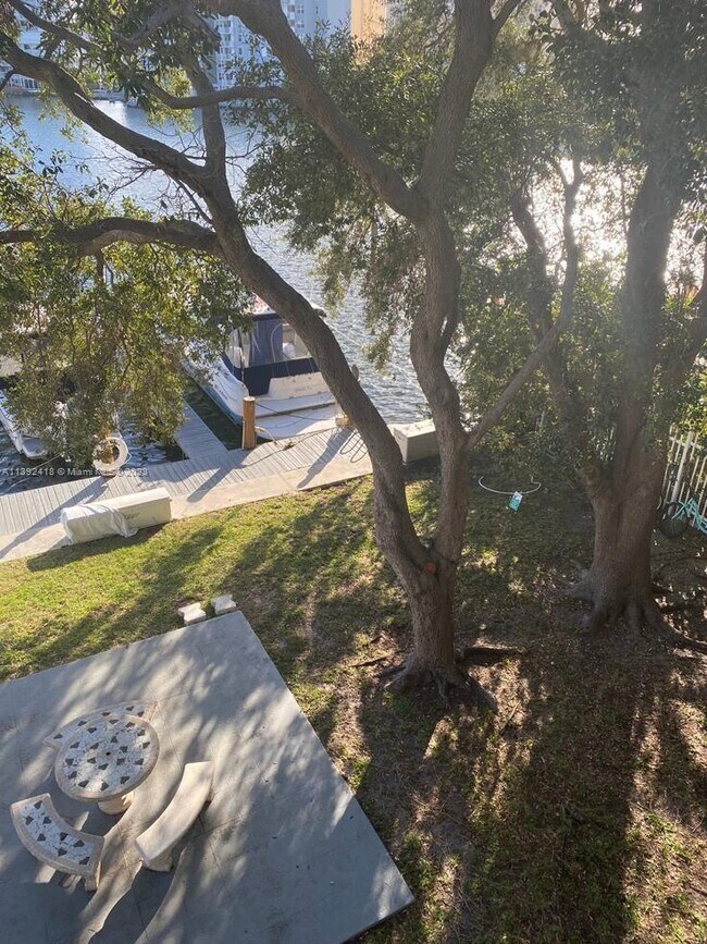 Building Photo - 2100 Diana Dr