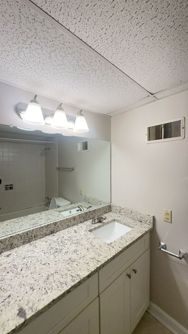 Building Photo - Newly Renovated Studio available NOW