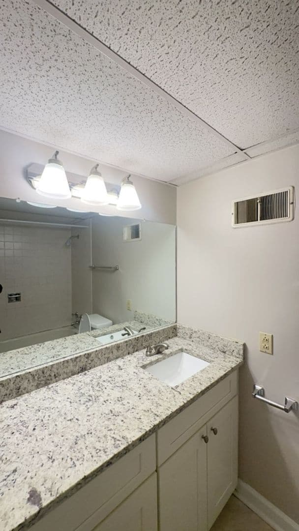 Building Photo - STUDIO UNIT #621 Available NOW!!