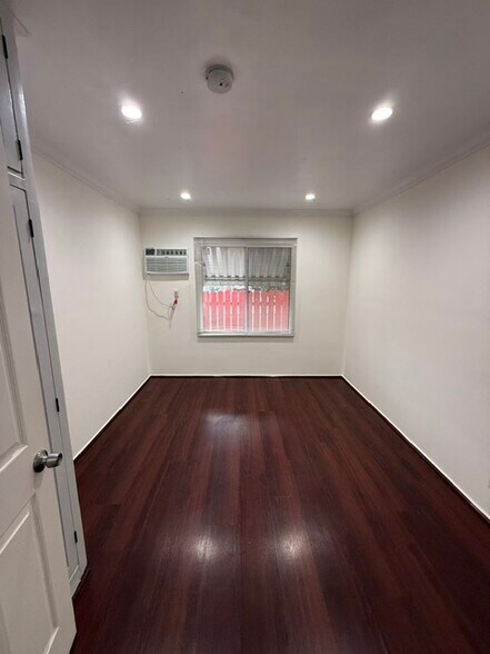 Building Photo - 515 Thompson Ave