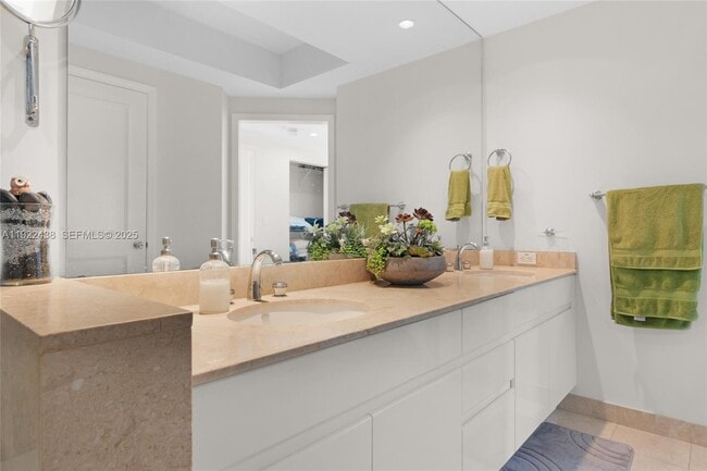 Building Photo - 848 Brickell Key Dr