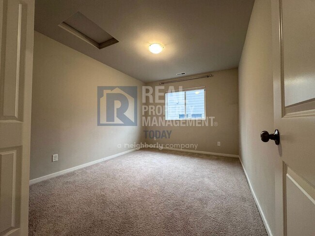 Building Photo - Spacious Modern 5-Bedroom Home with 3-Car ...