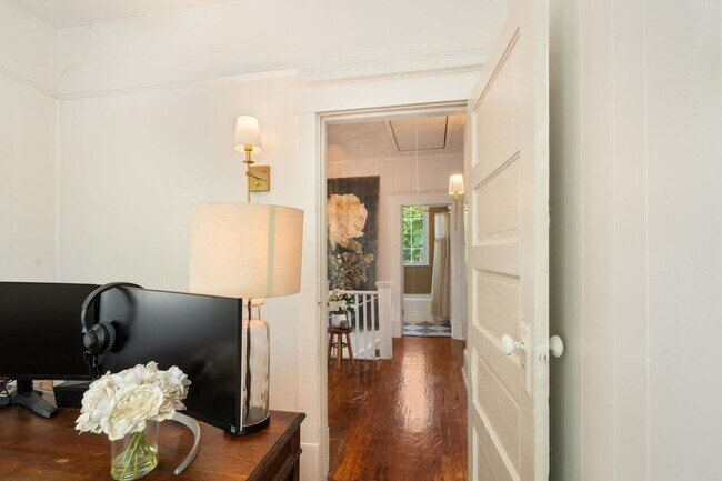 Building Photo - Charming 3 Bedroom Home Near Downtown Savannah with Flex Room & Fenced Yard