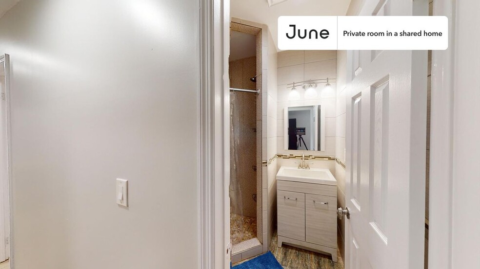 Building Photo - Private bedroom in 4 bed/2 bath Home