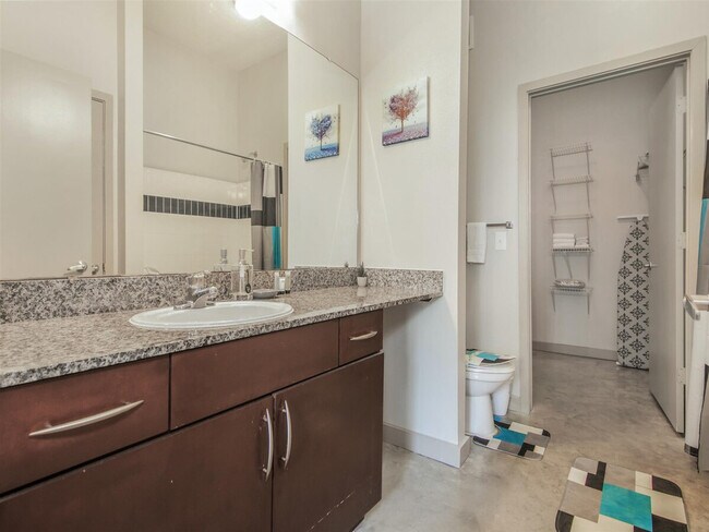 Building Photo - 2344 Camden Dr