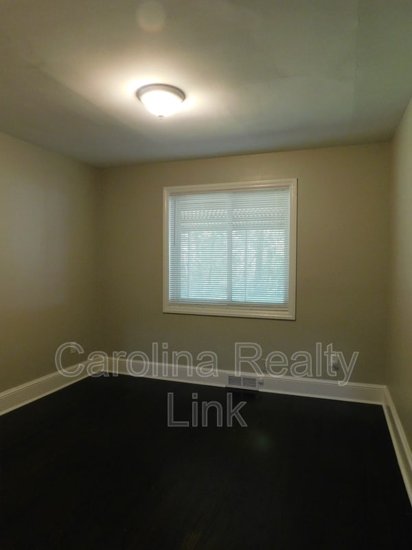 Building Photo - 411 Gray Dr